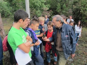 Gianfranco Principi mostra dei campioni di roccia e racconta la storia geologica di Impruneta